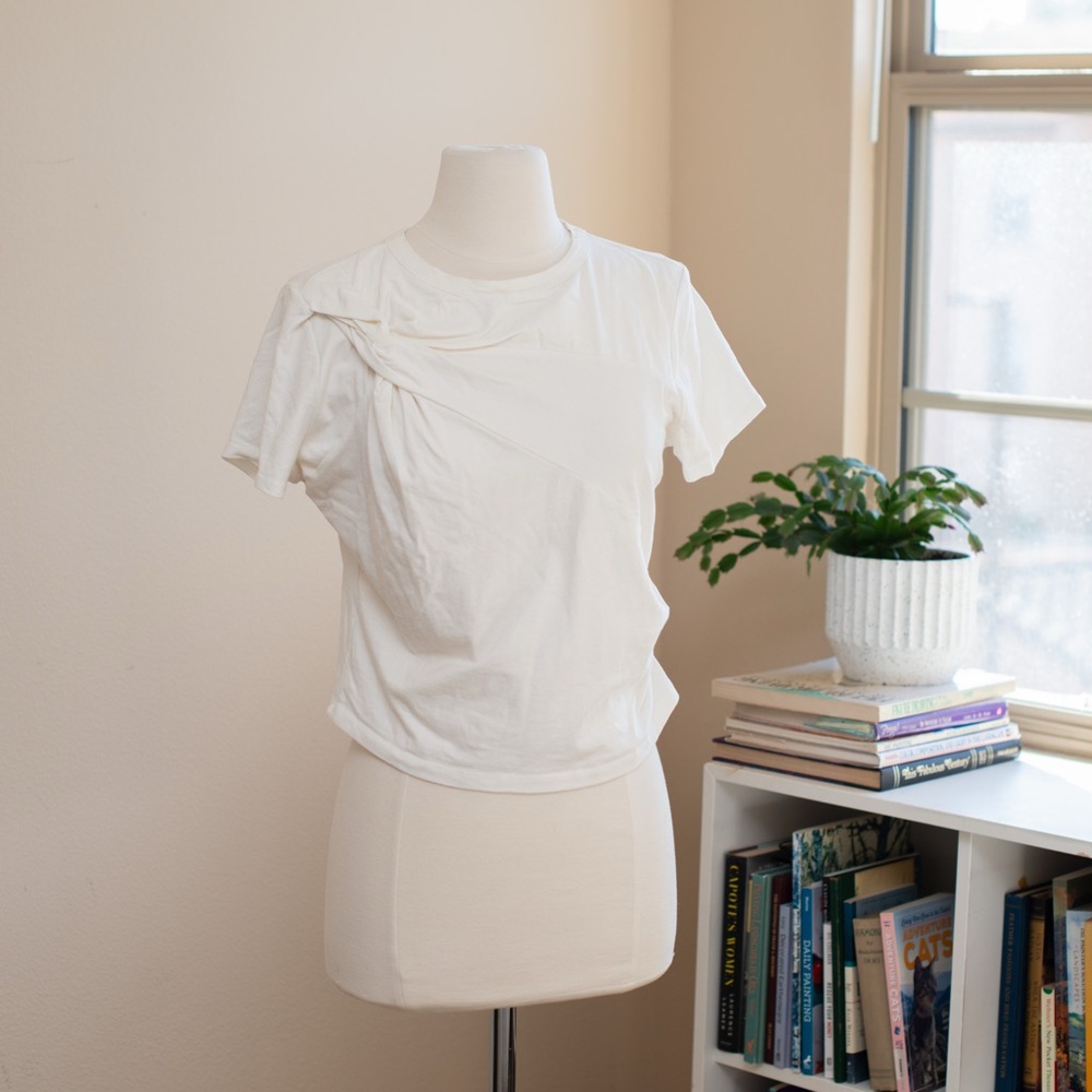 Chic White Short Sleeve Women's Cropped T-Shirt - Picture 6 of 9